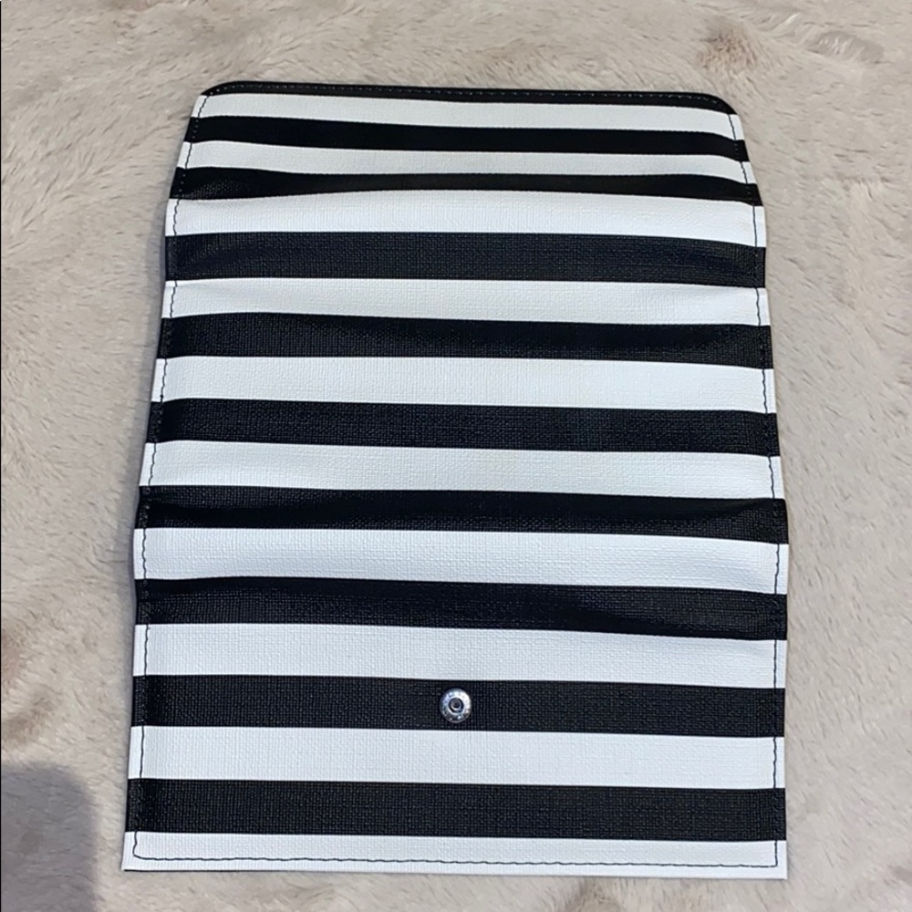 ☘️2/$25☘️ KUT Wallet Brand New - Picture 2 of 3